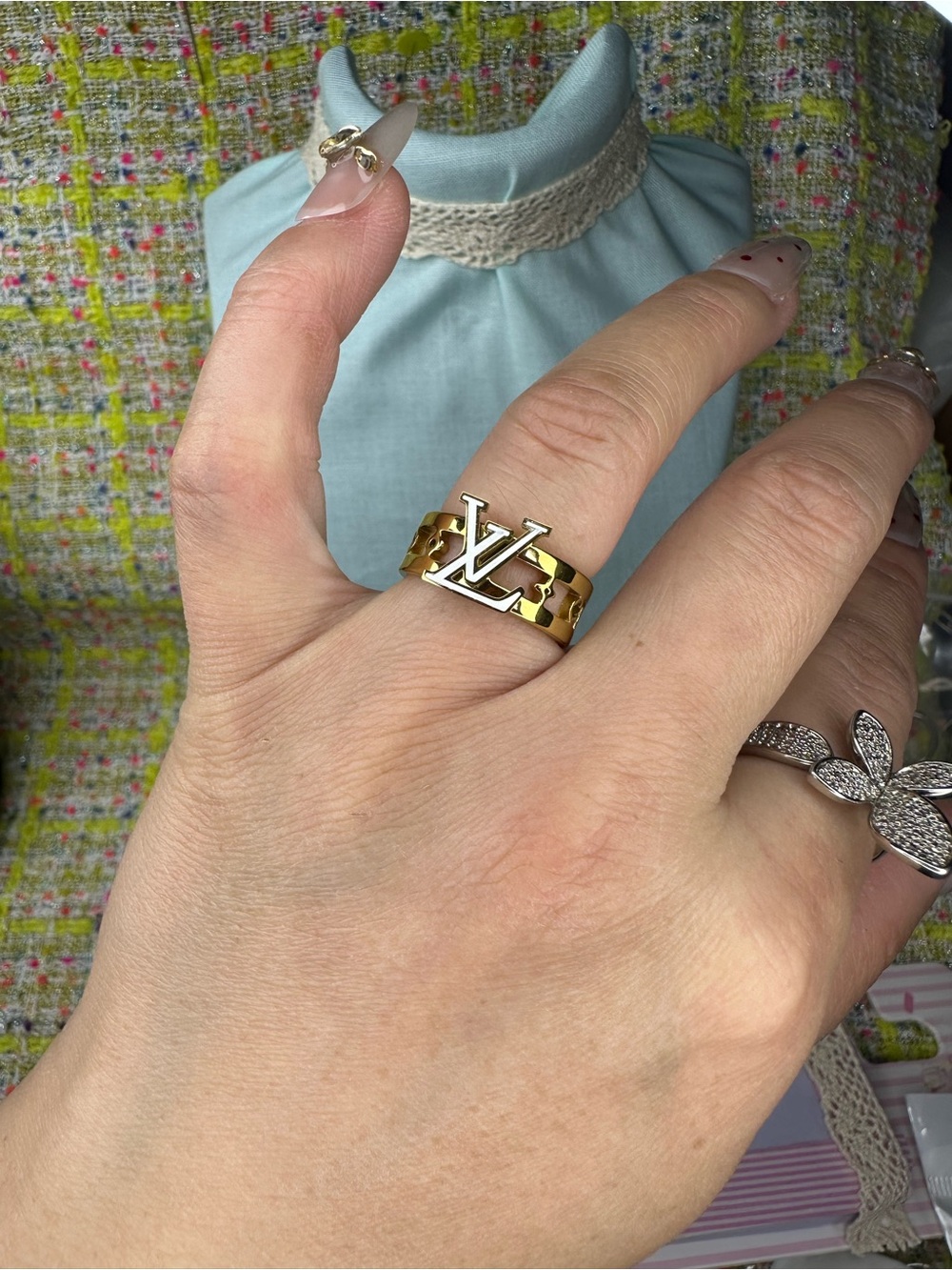 A great Gold LV Chain-Link Logo Ring - Two-Tone Finish size 6 1/2